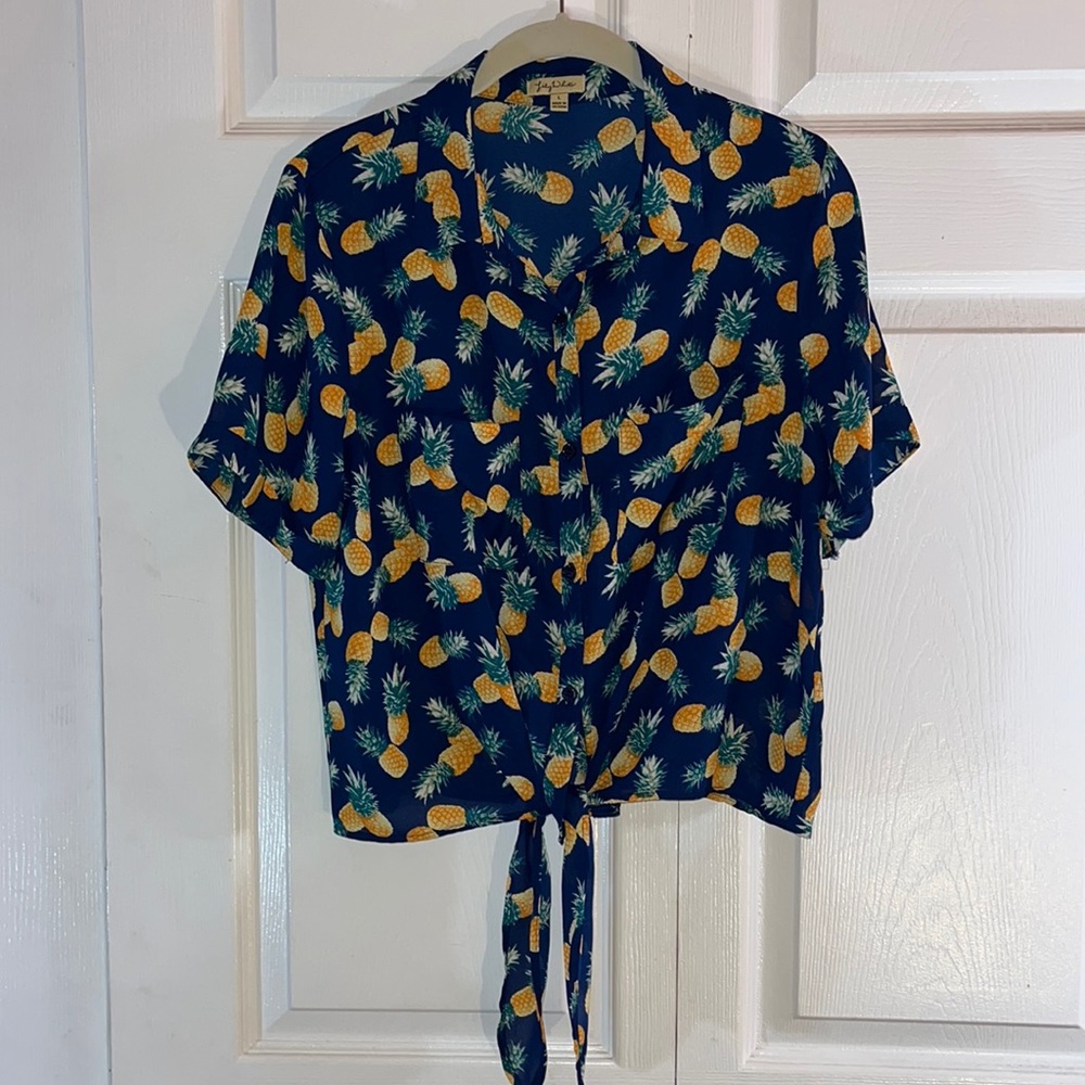 Lily White Blouse. Size: Large. Large Pineapple print with front tying.